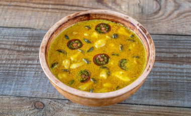 Tahta masada bir kase sarı mantar körisi.