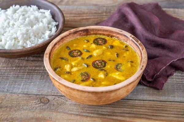 Schüssel Mit Gelbem Pilz Curry Auf Dem Holztisch — Stockfoto