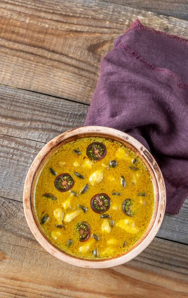 Schüssel Mit Gelbem Pilz Curry Auf Dem Holztisch — Stockfoto