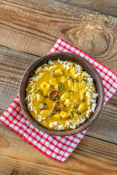 Schüssel Mit Gelbem Pilz Curry Auf Dem Holztisch — Stockfoto