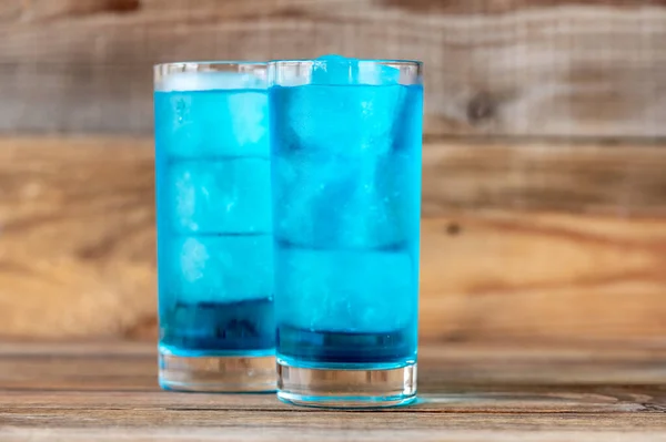 Gläser Blue Lagoon Cocktail Auf Holzgrund — Stockfoto