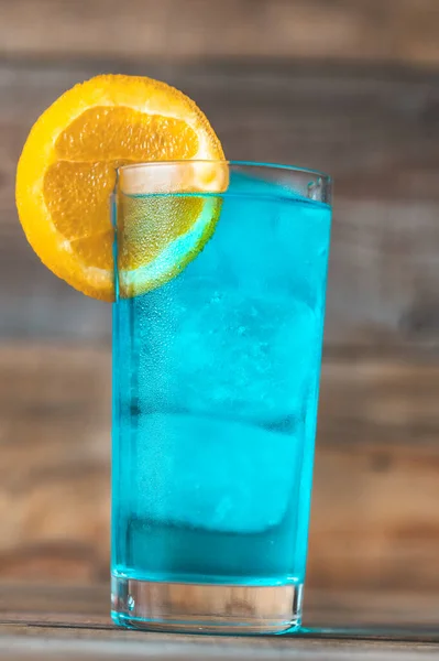 Glas Blue Lagoon Cocktail Utsmyckad Med Apelsinskiva — Stockfoto