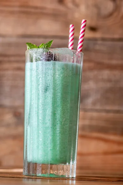 Glas Blå Hawaiian Cocktail Trä Bakgrund — Stockfoto