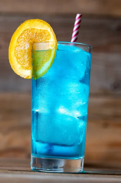 Glas Blue Lagoon Cocktail Garniert Mit Einer Orangenscheibe — Stockfoto