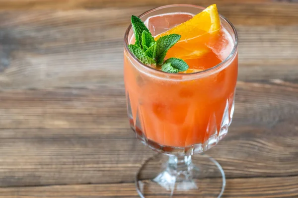 Glas Belmont Breeze Cocktail Garniert Mit Orangenscheibe Und Frischer Minze — Stockfoto