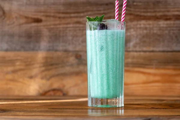 Glas Blå Hawaiian Cocktail Trä Bakgrund — Stockfoto