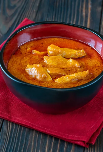 Schüssel Mit Thai Red Chicken Curry Auf Dem Hölzernen Hintergrund — Stockfoto