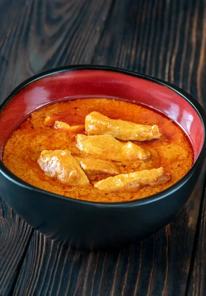 Schüssel Mit Thai Red Chicken Curry Auf Dem Hölzernen Hintergrund — Stockfoto