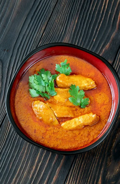 Schüssel Mit Thai Red Chicken Curry Auf Dem Hölzernen Hintergrund — Stockfoto