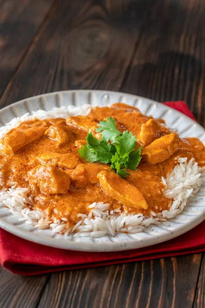 Tigela Caril Frango Vermelho Tailandês Decorado Com Arroz Branco — Fotografia de Stock