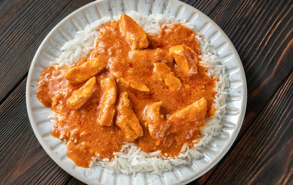 Tigela Caril Frango Vermelho Tailandês Decorado Com Arroz Branco — Fotografia de Stock