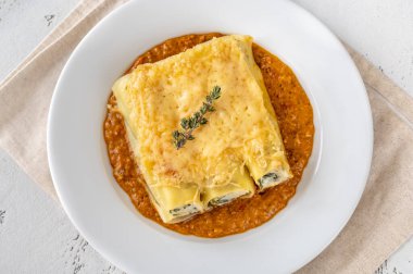 Ricotta ile doldurulmuş Cannelloni makarnası ve ızgara biber soslu ıspanak.