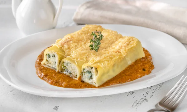 Cannelloni Pasta Gevuld Met Ricotta Spinazie Met Gegrilde Pepersaus — Stockfoto