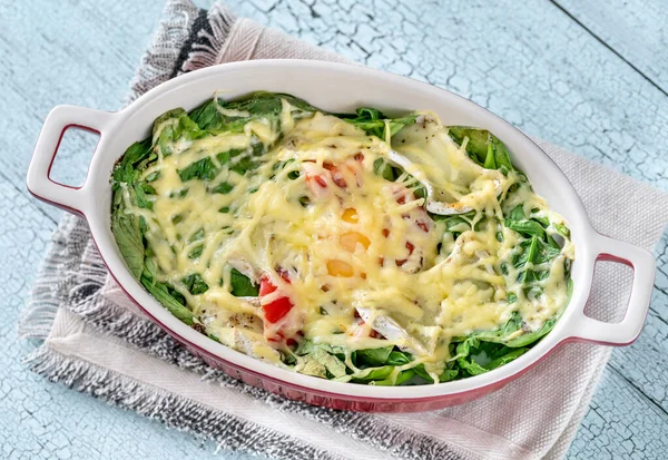 Käsig Gebackene Eier Mit Spinat Und Tomaten — Stockfoto