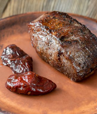 Chipotle biberiyle süslenmiş ızgara biftek.