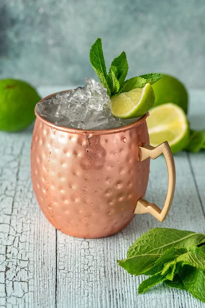Koppar Mugg Moskva Mula Cocktail Utsmyckad Med Mynta Och Lime — Stockfoto