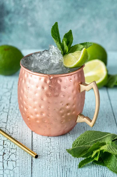 Koppar Mugg Moskva Mula Cocktail Utsmyckad Med Mynta Och Lime — Stockfoto