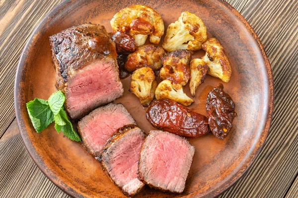 Filete Parrilla Decorado Con Coliflor Chiles Chipotles —  Fotos de Stock