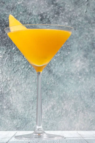 Gelas Apricot Mango Cocktail Dihias Dengan Irisan Mangga Segar — Stok Foto