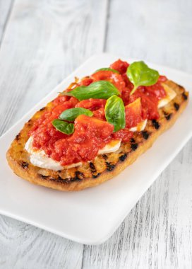 Mozarella ve püre domatesli ızgara ekmek.