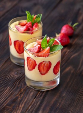 İki bardak taze çilekli ve naneli mango kreması.