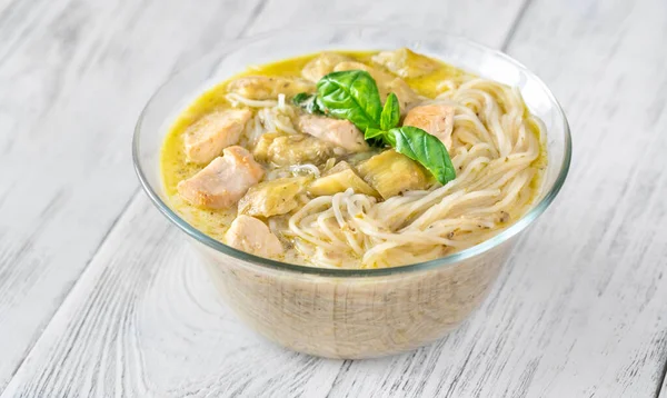 Cuenco Vidrio Fideos Curry Verde Decorado Con Albahaca Fresca — Foto de Stock