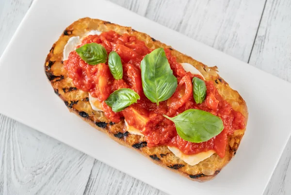 焼きパンとモッツァレラチーズと純トマト — ストック写真