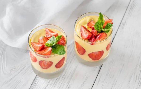 Deux Verres Crème Mangue Aux Fraises Fraîches Garnies Menthe Fraîche — Photo