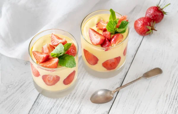 Due Bicchieri Crema Mango Con Fragole Fresche Condite Con Menta — Foto Stock