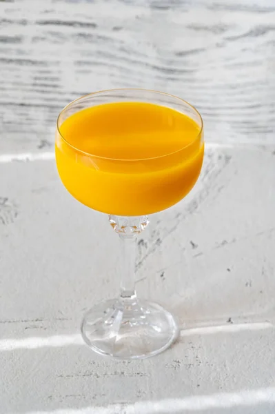 Segelas Mango Cocktail Dengan Mangga Puree Dan Vodka — Stok Foto