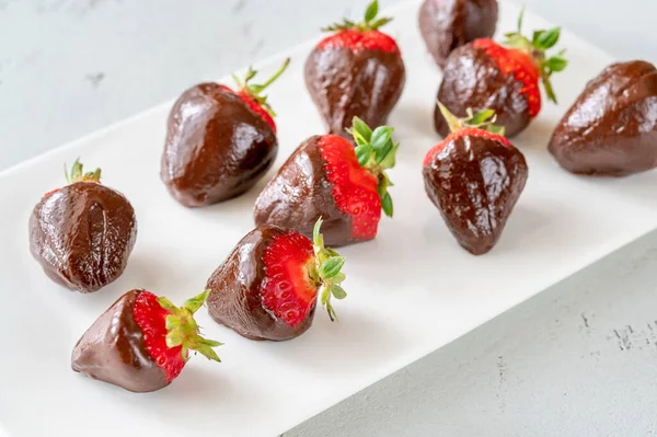 Aardbeien Met Chocolade Witte Serveerplaat — Stockfoto