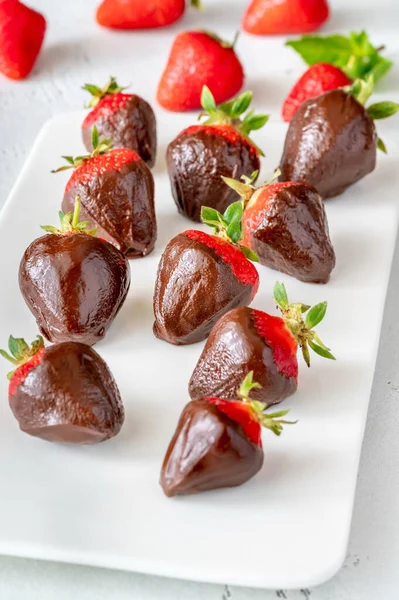 Aardbeien Met Chocolade Witte Serveerplaat — Stockfoto