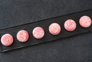 Mochi - Japon pirinç keki siyah servis tabağında