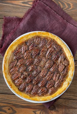 Cevizli turta - geleneksel Güney Amerika tatlısı ahşap masada