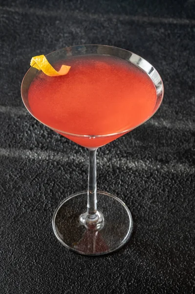Kosmopolitischer Cocktail Garniert Mit Getrockneten Orangenscheiben — Stockfoto