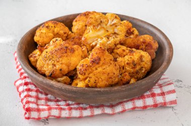 Kavurulmuş paprika karnabahar çiçekleri kasede.