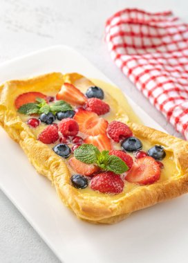 Taze böğürtlen ve naneli Fin krepi.