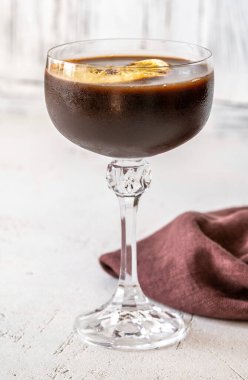 Bir bardak Portakallı Çikolata Espresso Martini Kokteyli