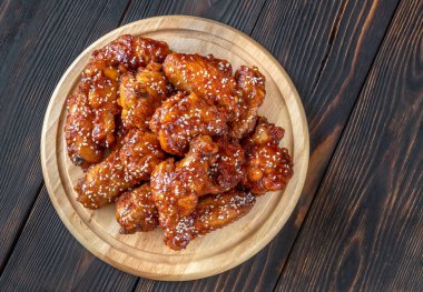 Tahtada gevrek portakal kaplı tavuk kanadı.