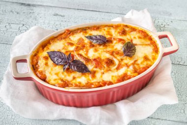 Pişmiş Patlıcan Parmigiana Fırın Tavasında Yakın plan