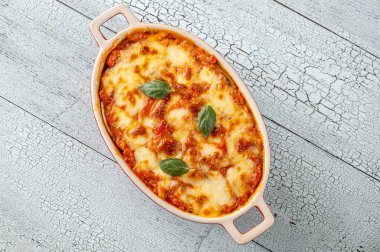 Pişmiş Patlıcan Parmigiana Fırın Tavasında Yakın plan