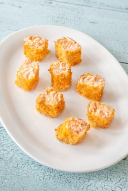 Tabakta somon tempura bifteği var.