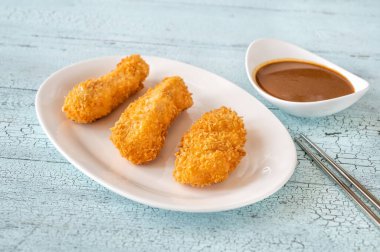 Tabakta somon tempura bifteği var.