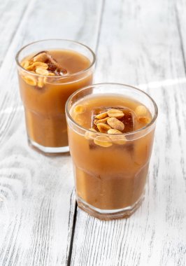 Beyaz arka planda Tallulah kokteyli.