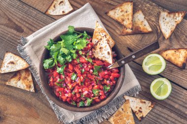 Bir kase salsa, meşhur Meksika sosu.