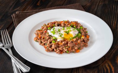 Kıymalı haşlanmış yumurta porsiyonu.