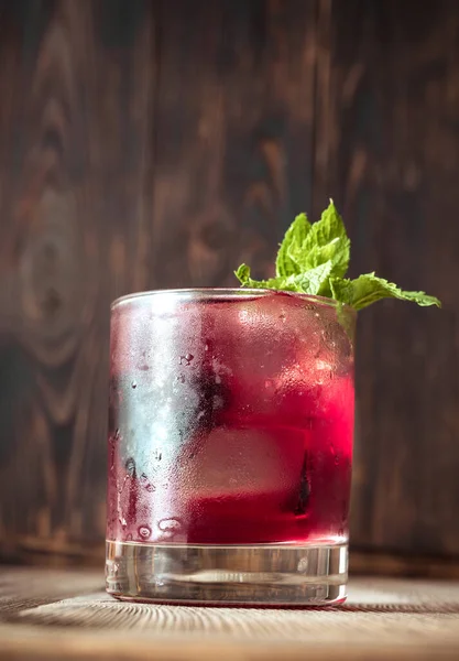 Glas Purple Haze Cocktail Garniert Mit Frischer Minze Und Brombeeren — Stockfoto