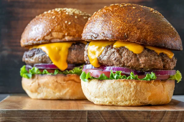 Zwei Burger Auf Dem Holzbrett Aus Nächster Nähe — Stockfoto