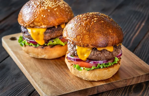 Zwei Burger Auf Dem Holzbrett Aus Nächster Nähe — Stockfoto