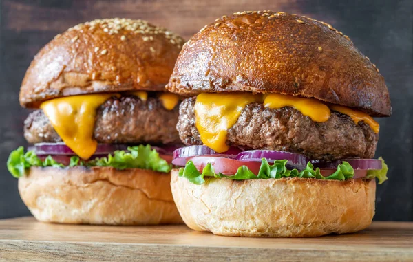 Zwei Burger Auf Dem Holzbrett Aus Nächster Nähe — Stockfoto